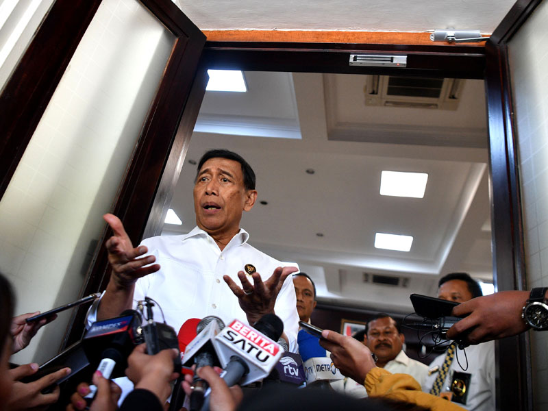 Menteri Koordinator Politik, Hukum, dan Keamanan Wiranto memberikan keterangan kepada media di Kantor Kemenko Polhukam, Jakarta.