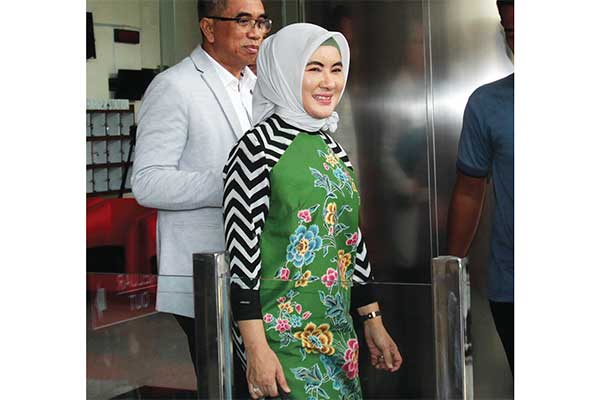 Direktur Utama PT Pertamina (Persero) Nicke Widyawati (kanan) meninggalkan Gedung KPK seusai menjalani pemeriksaan di Jakarta, kemarin.