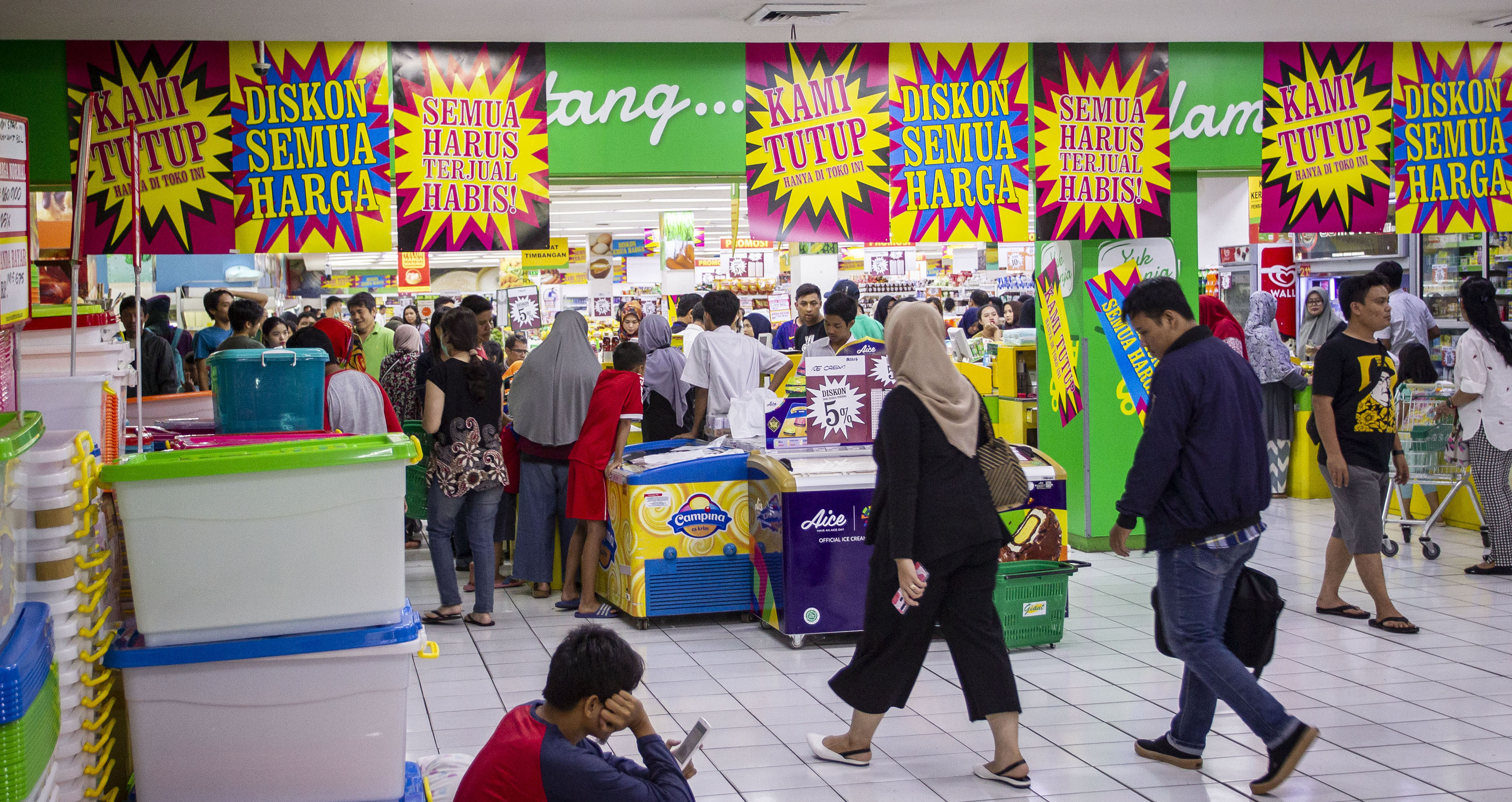 Konsumen belanja di salah satu gerai Ginat yang akan tutup