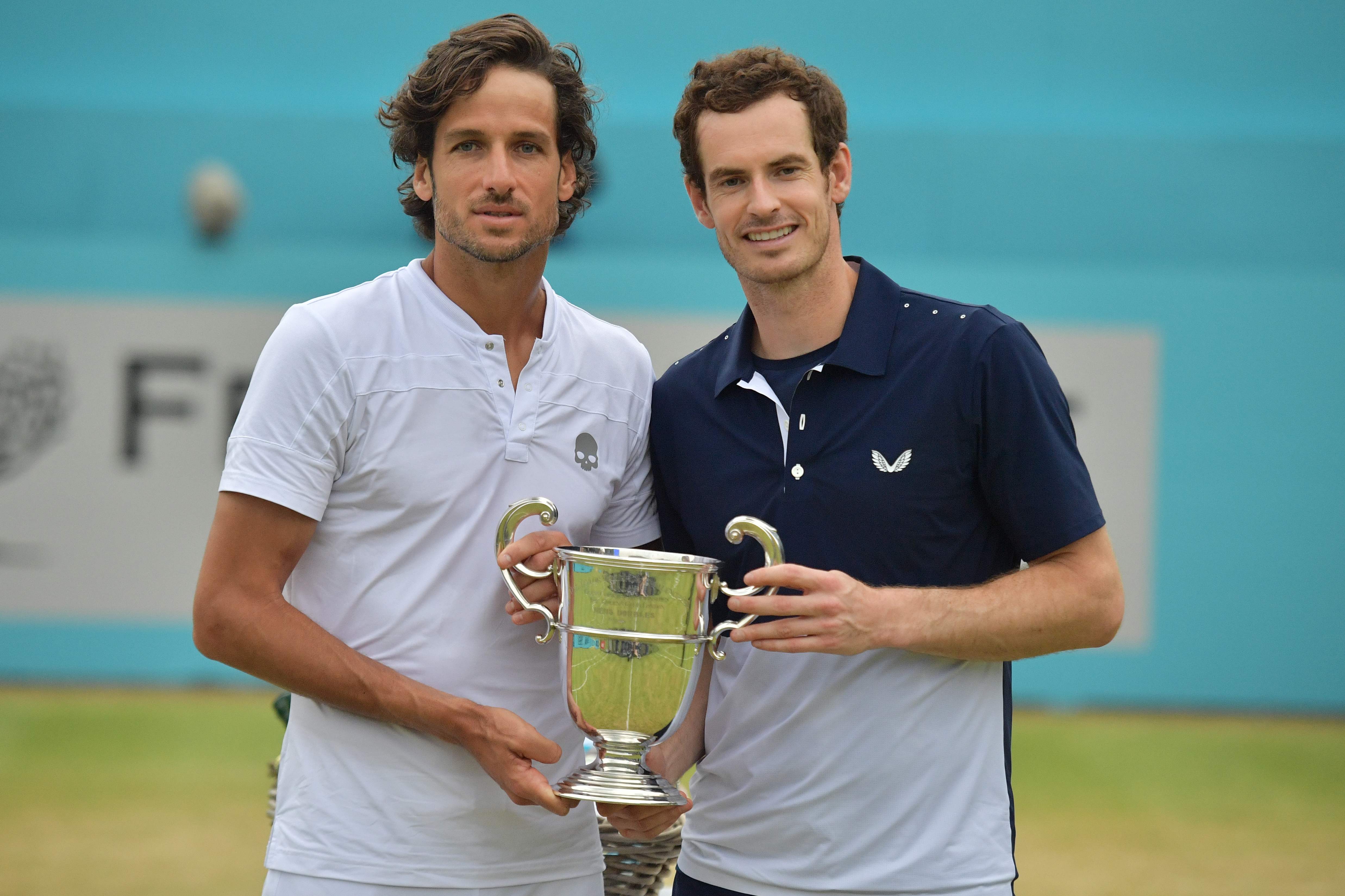 Andy Murray (kanan) dan Feliciano Lopez saat menjadi juara di Queen's