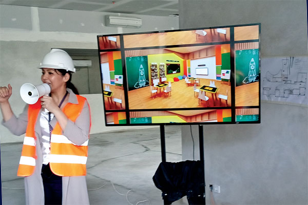 Kak Yulianti Gunawan, CEO Kidventure Academy, sedang menjelaskan setiap ruangan