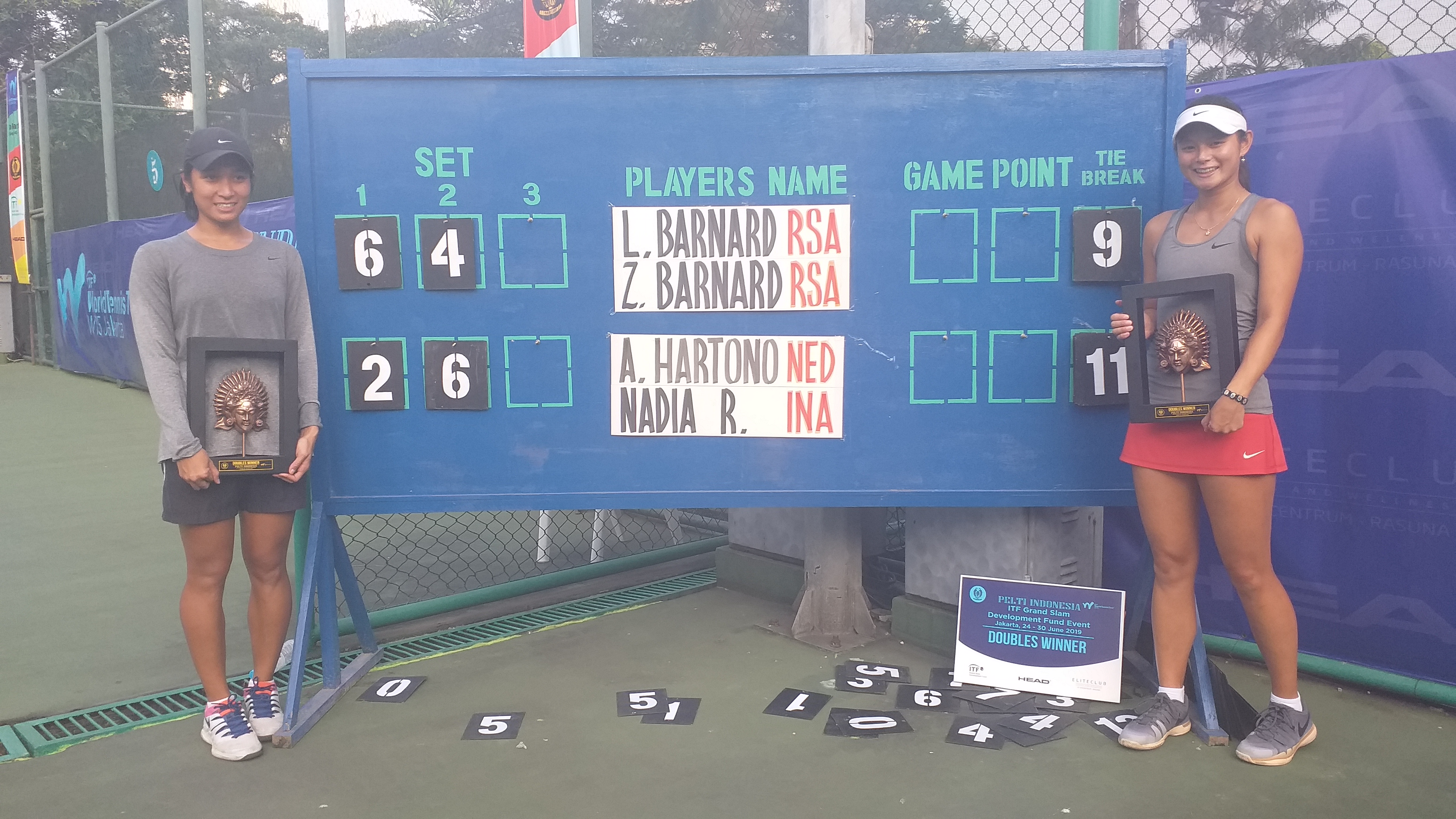 Arianne Hartono dan Nadia Ravita usai mengantongi gelar juara