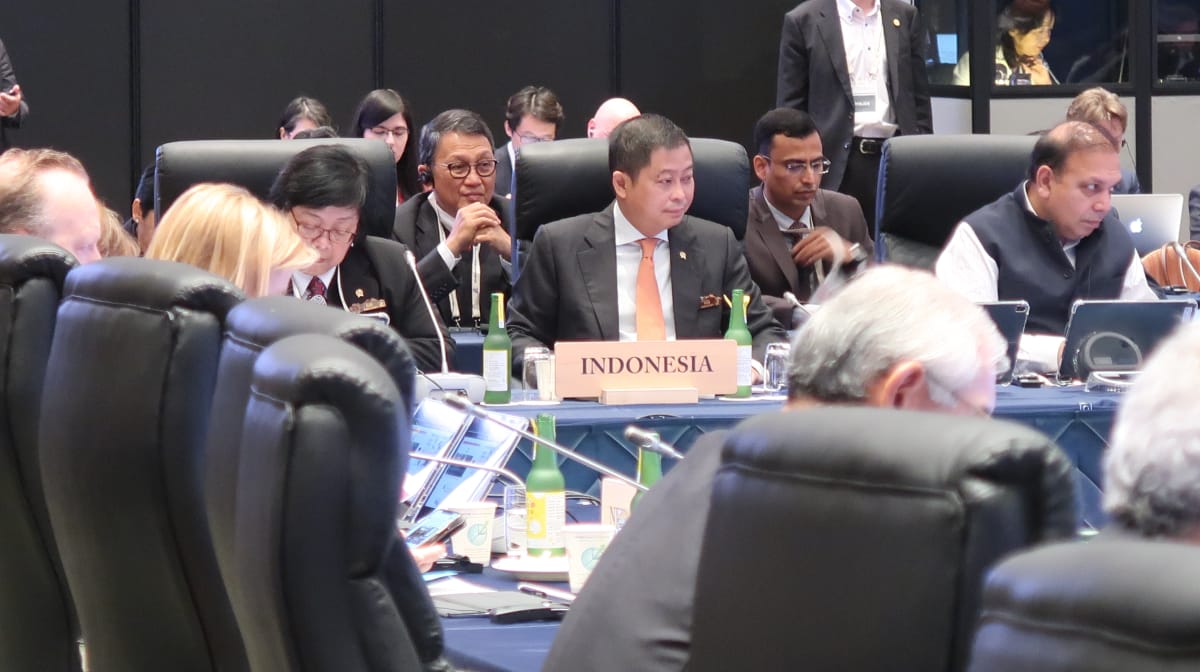 Menteri Energi dan Sumber Daya Mineral (ESDM) Ignasius Jonan (tengah)