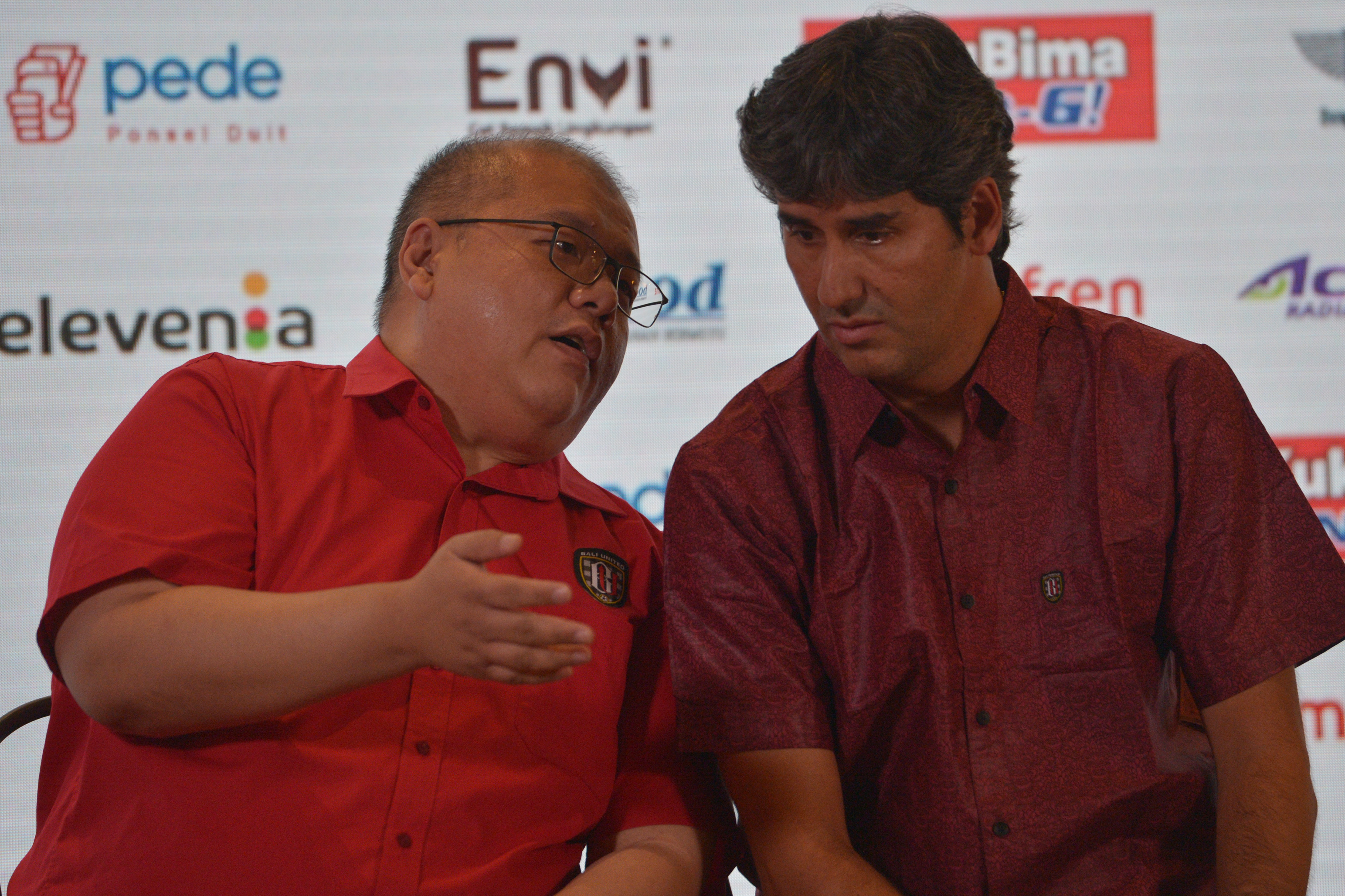 Pelatih Bali United Stefano Cugurra (kanan)