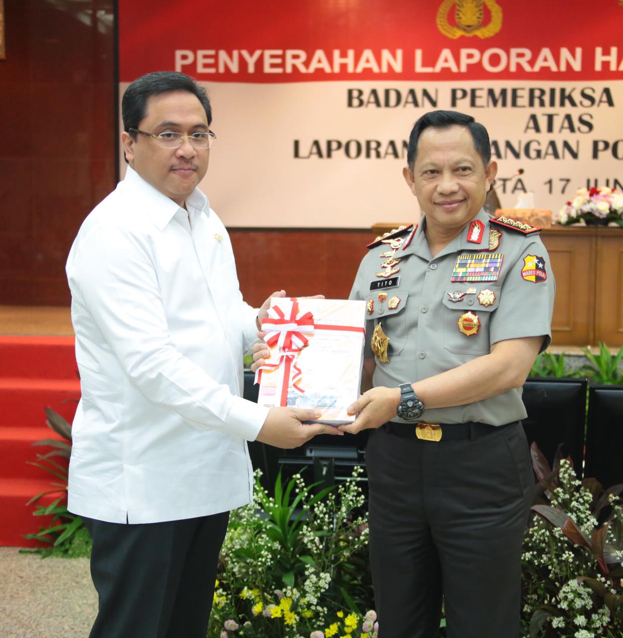 Kapolri saat menerima laporan keuangan BPK RI