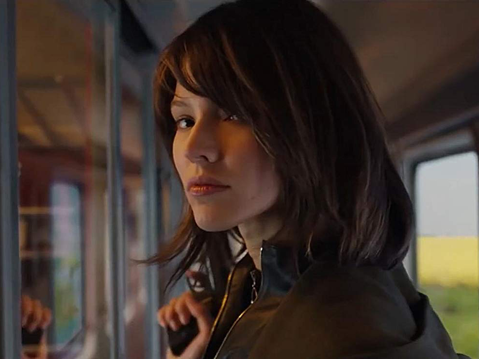 Karakter Anna diperankan Sasha Luss