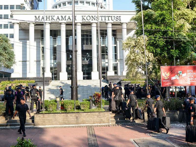 Personel Brimob Polri bersiap melakukan pengamanan di sekitar Gedung Mahkamah Konstitusi (MK), Jakarta.