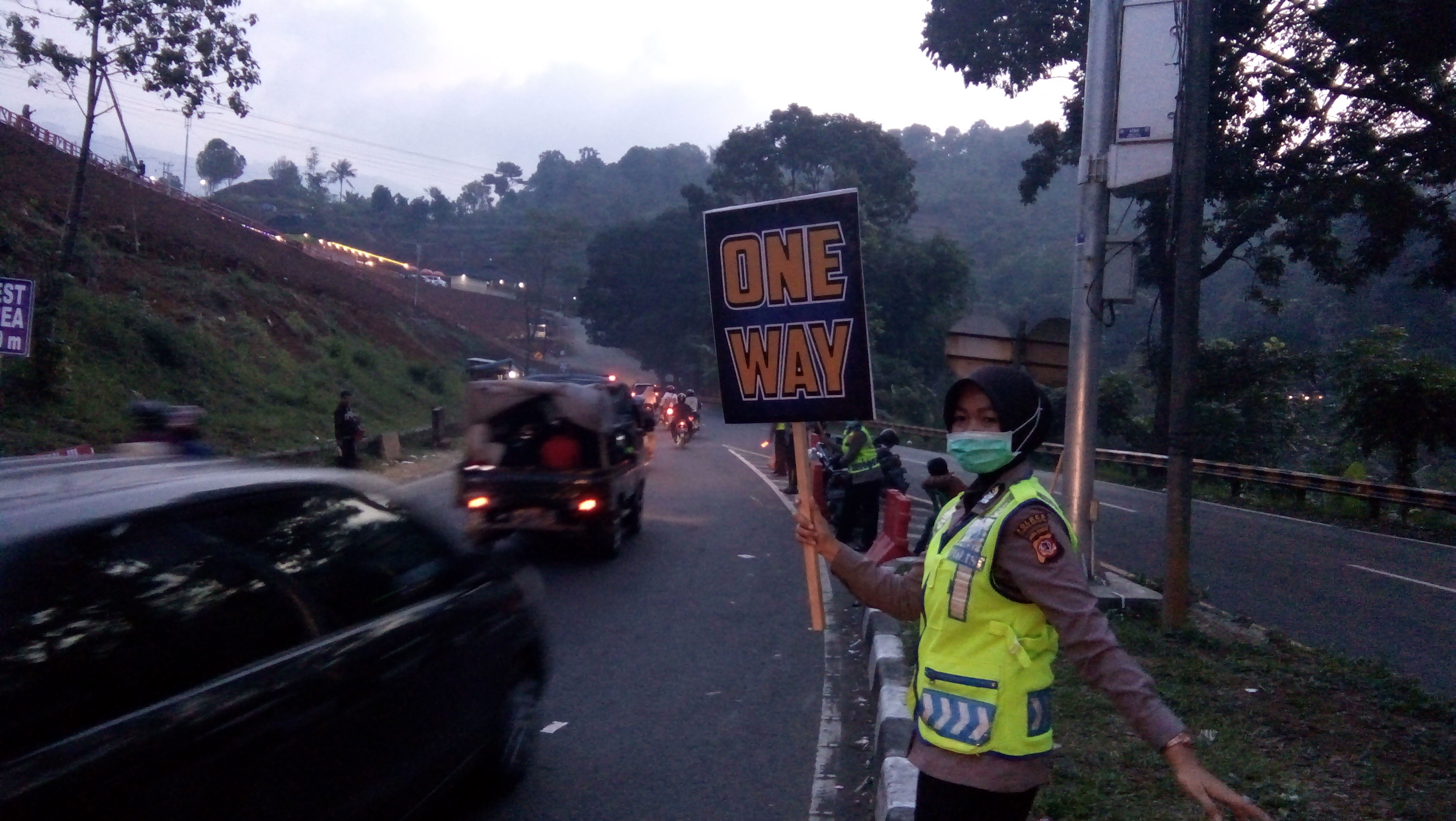 Polisi Belakukan One Way di Jalur Lingkar Gentong Atas