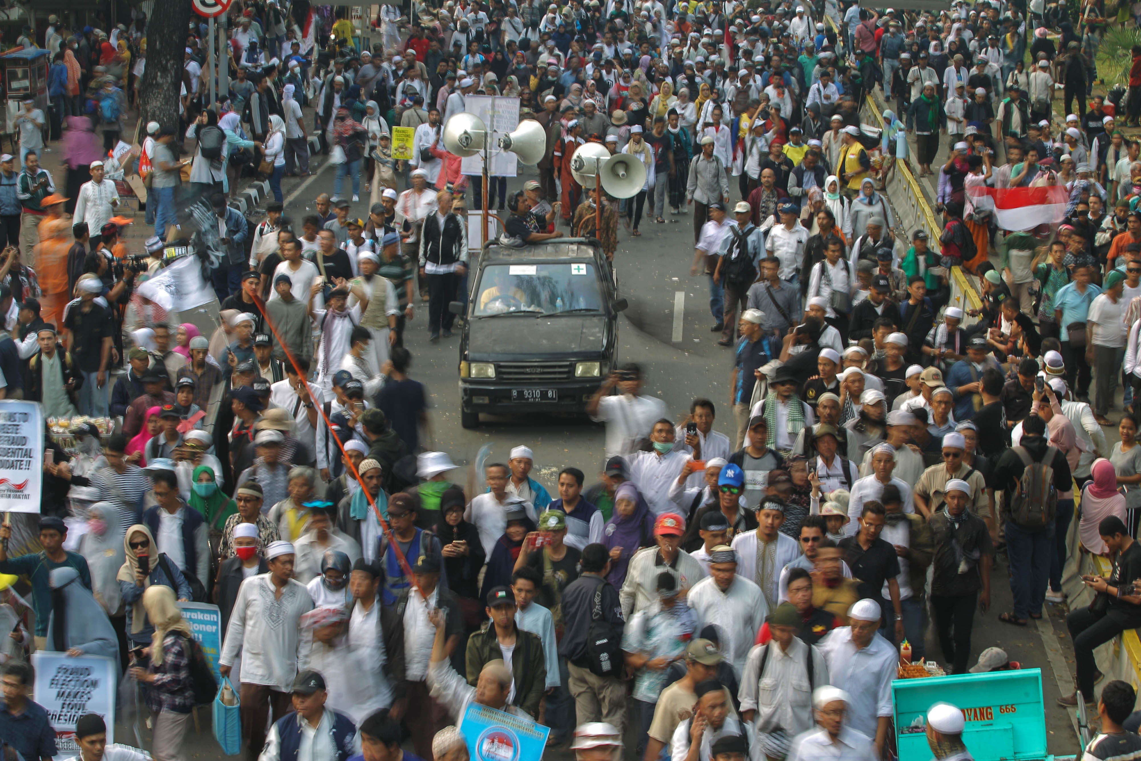 Masa pendukung calon presiden 02 Prabowo-Sandiaga Uno melakukan aksi saat pembacaan putusan MK