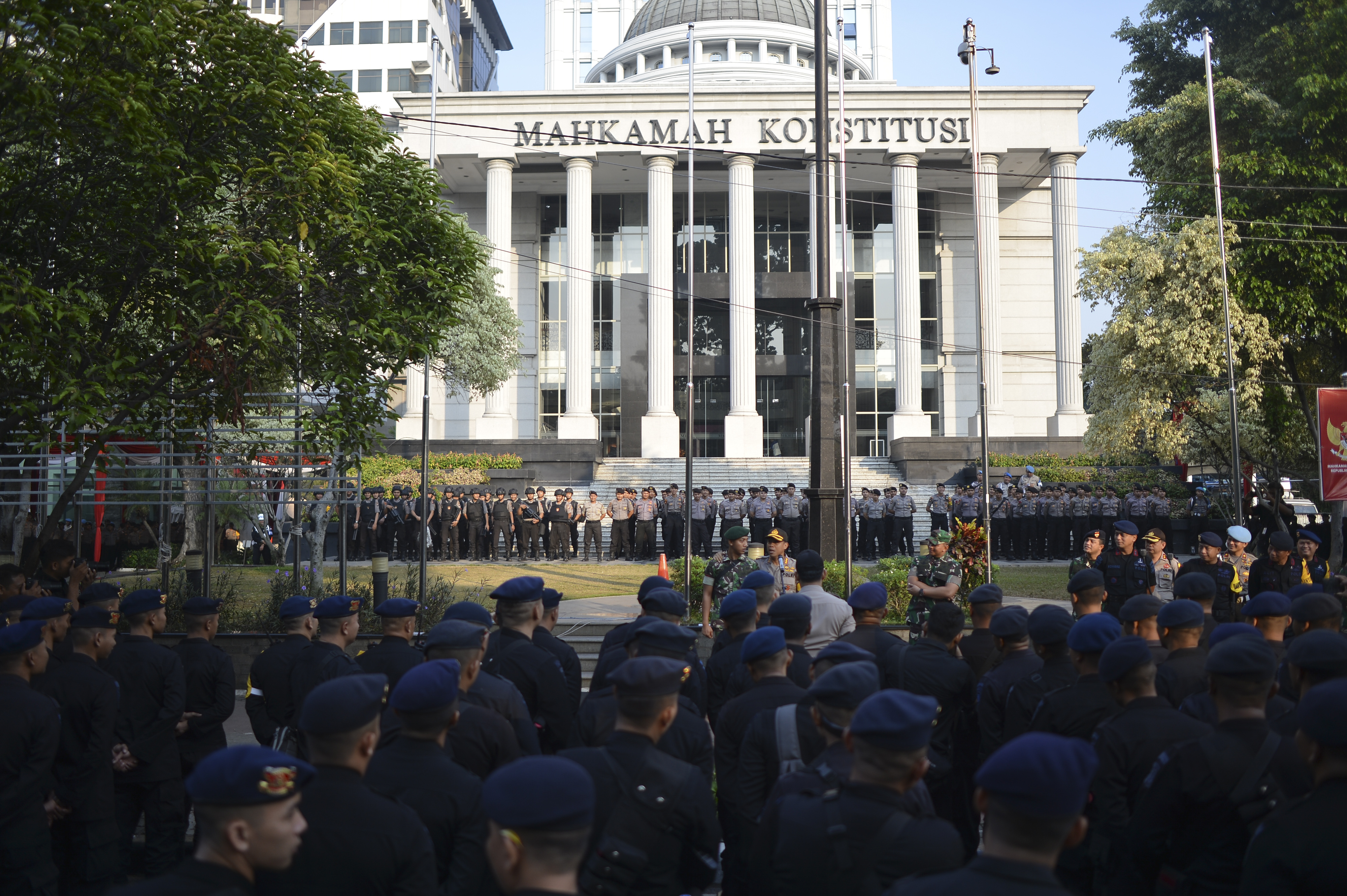 Personel Brimob Polri bersiap melakukan pengamanan di sekitar Gedung Mahkamah Konstitusi (MK), Jakarta, Rabu (26/6).