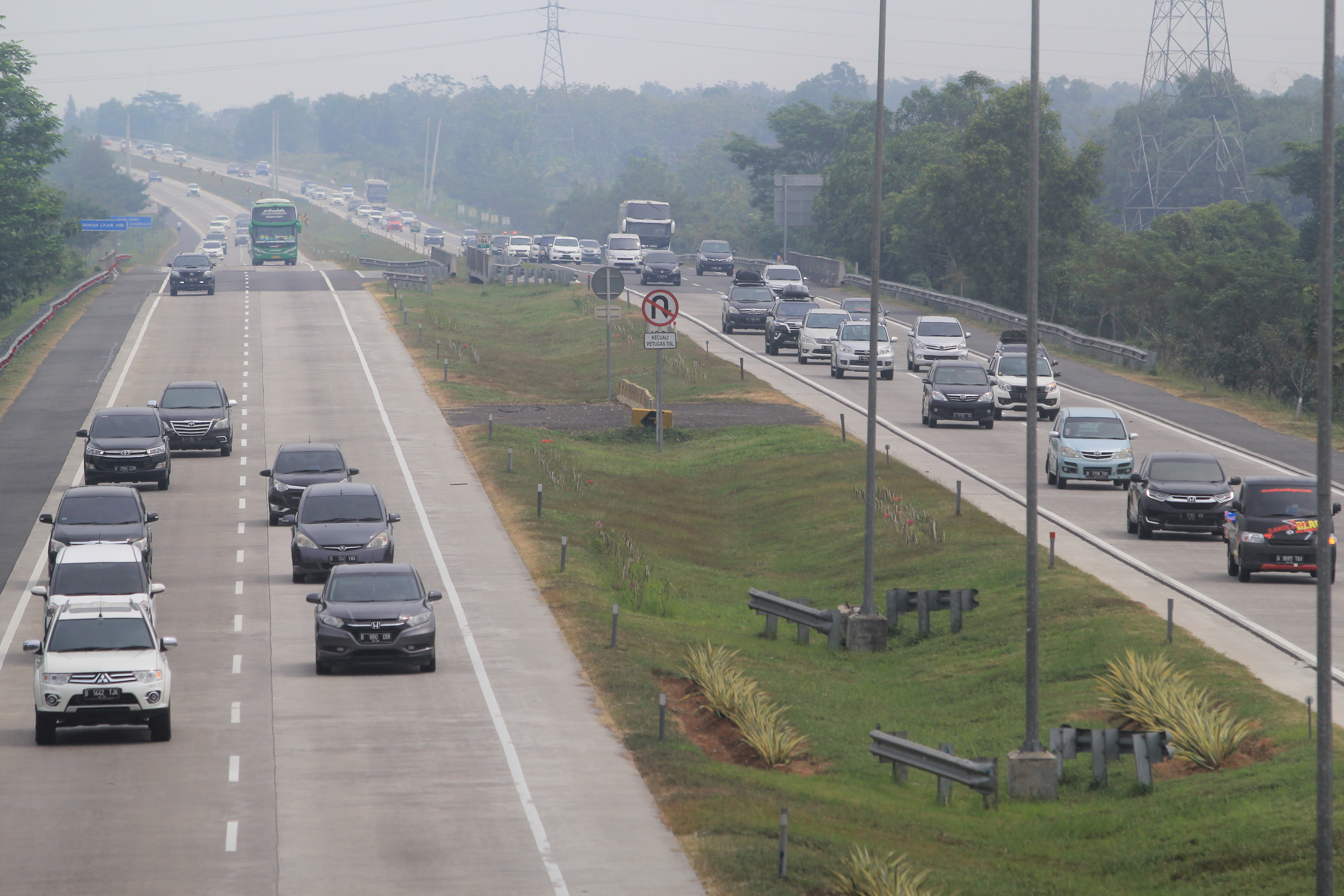 Sejumlah kendaraan pemudik melintas di tol Cipali, Palimanan, Cirebon, Jawa Barat, Senin (3/6). 