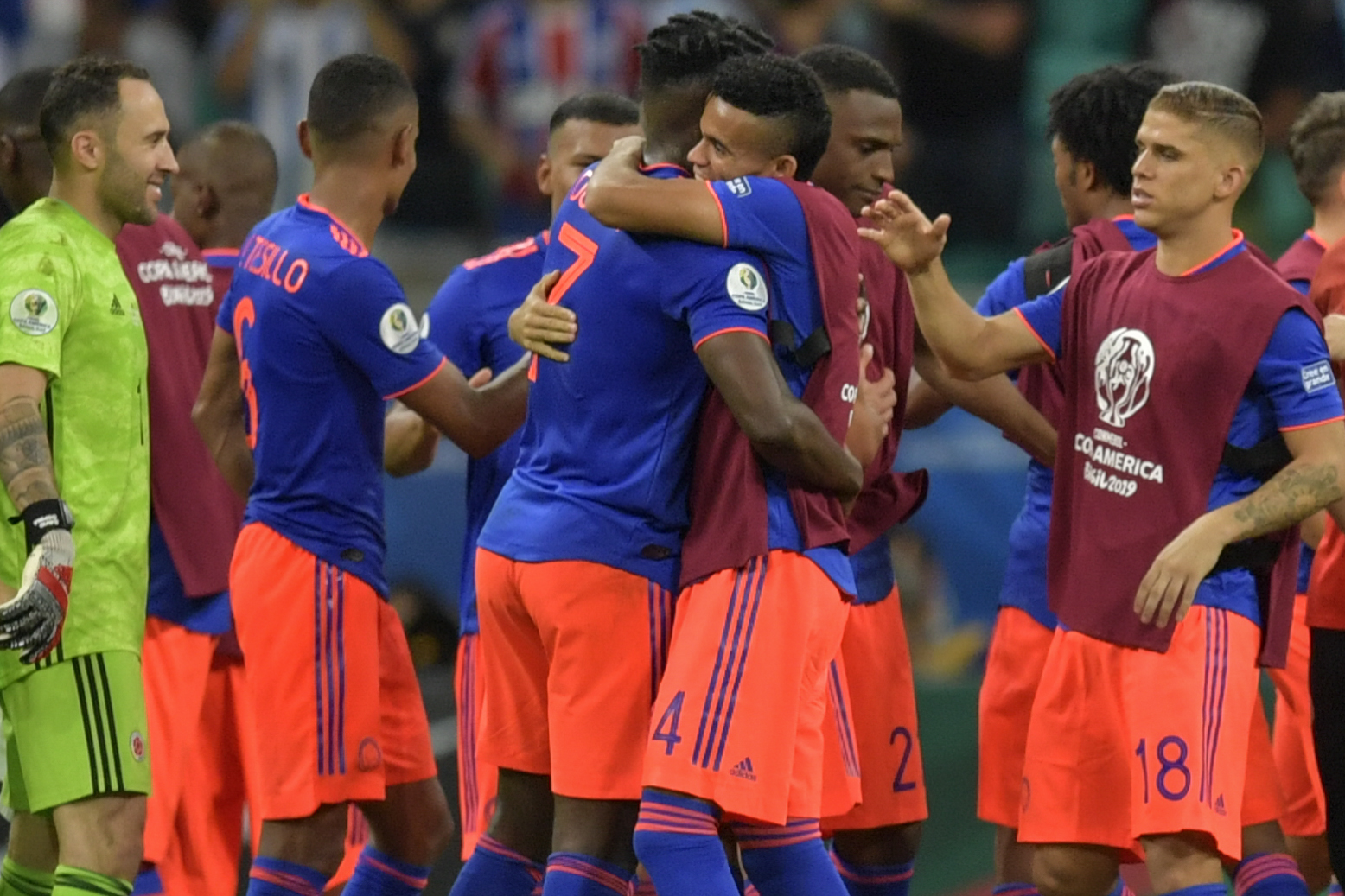 Para pemain Kolombia merayakan kemenangan 2-0 atas Argentina