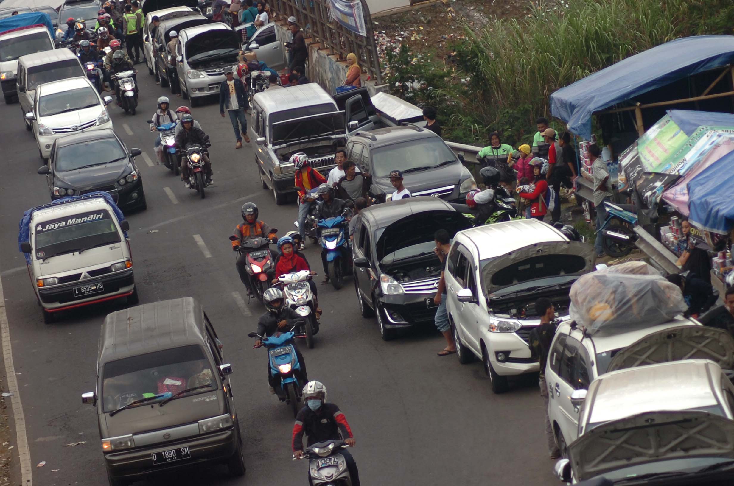 Kendaraan pemudik dalam keadaan mati mesin memicu kemacetan arus balik di Lingkar Gentong, Tasikmalaya, Jawa Barat. 