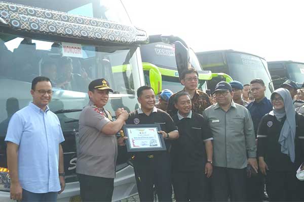 Gubernur DKI Jakarta Anies Baswedan dan Kapolda Metro Jaya Irjen Gatot  melepas 17 ribu pemudik 