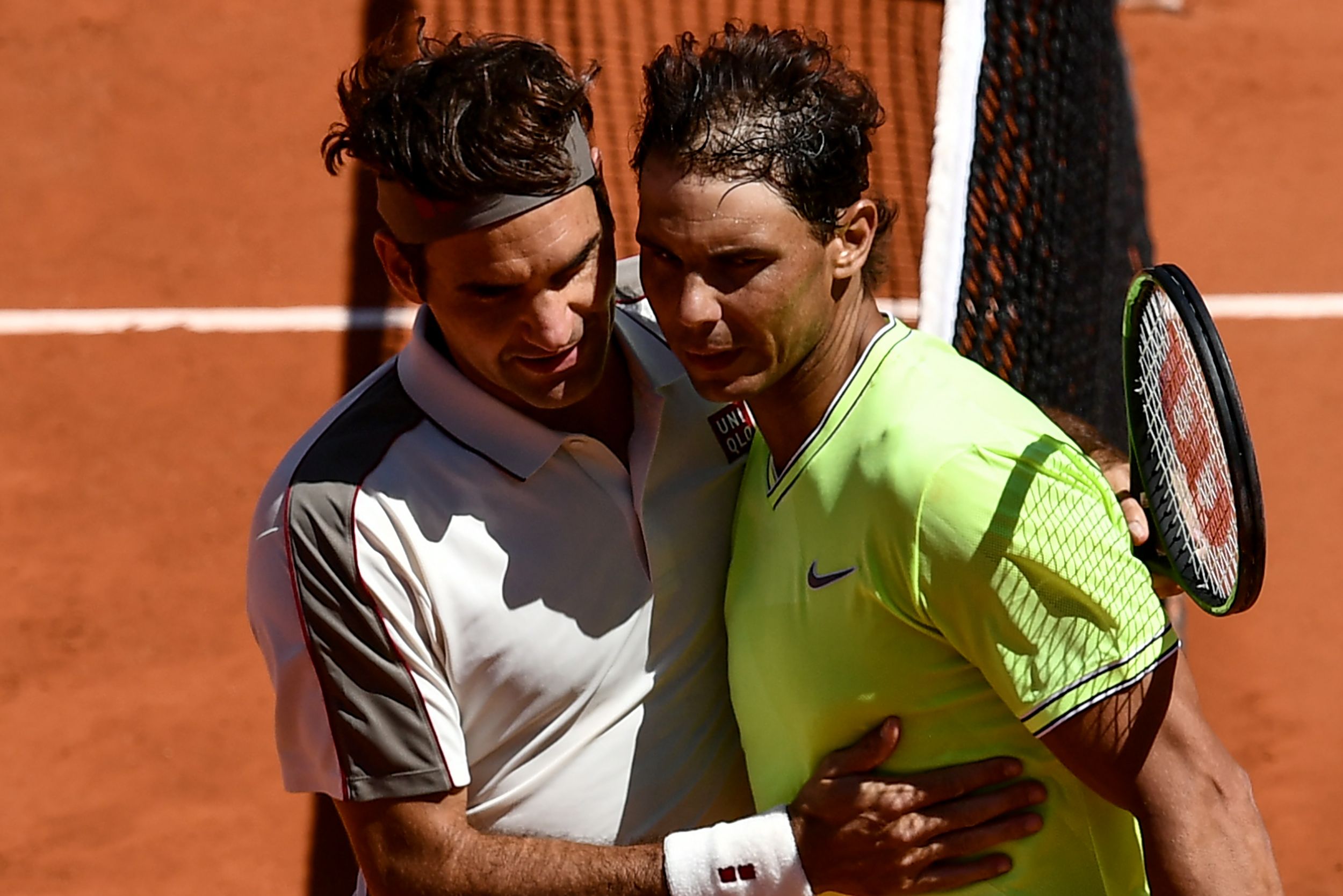 Petenis Rafael Nadal (kanan) memeluk rivalnya Roger Federer setelah memenangkan pertandingan  tunggal putra Prancis Terbuka, Jumat (7/6).