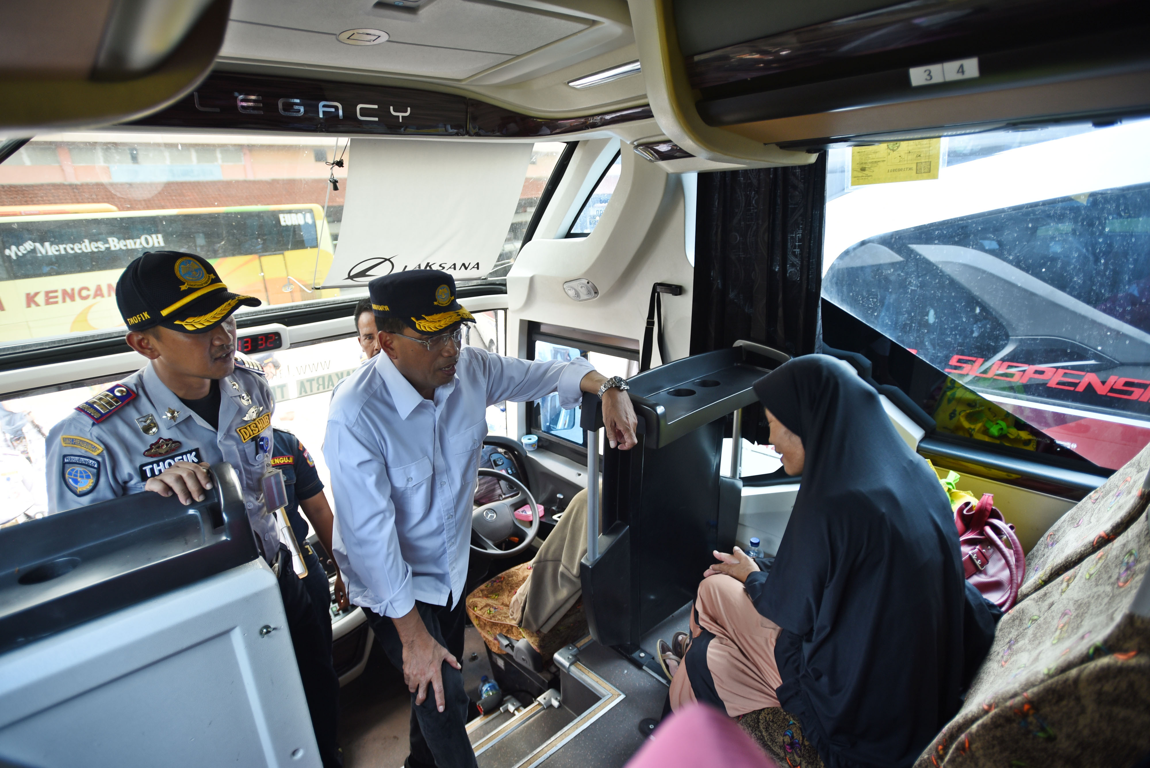 Menhub Budi Karya Sumadi (tengah) saat inspeksi di Terminal Bus Kampung Rambutan, Jakarta Timur, Kamis (6/6/2019).