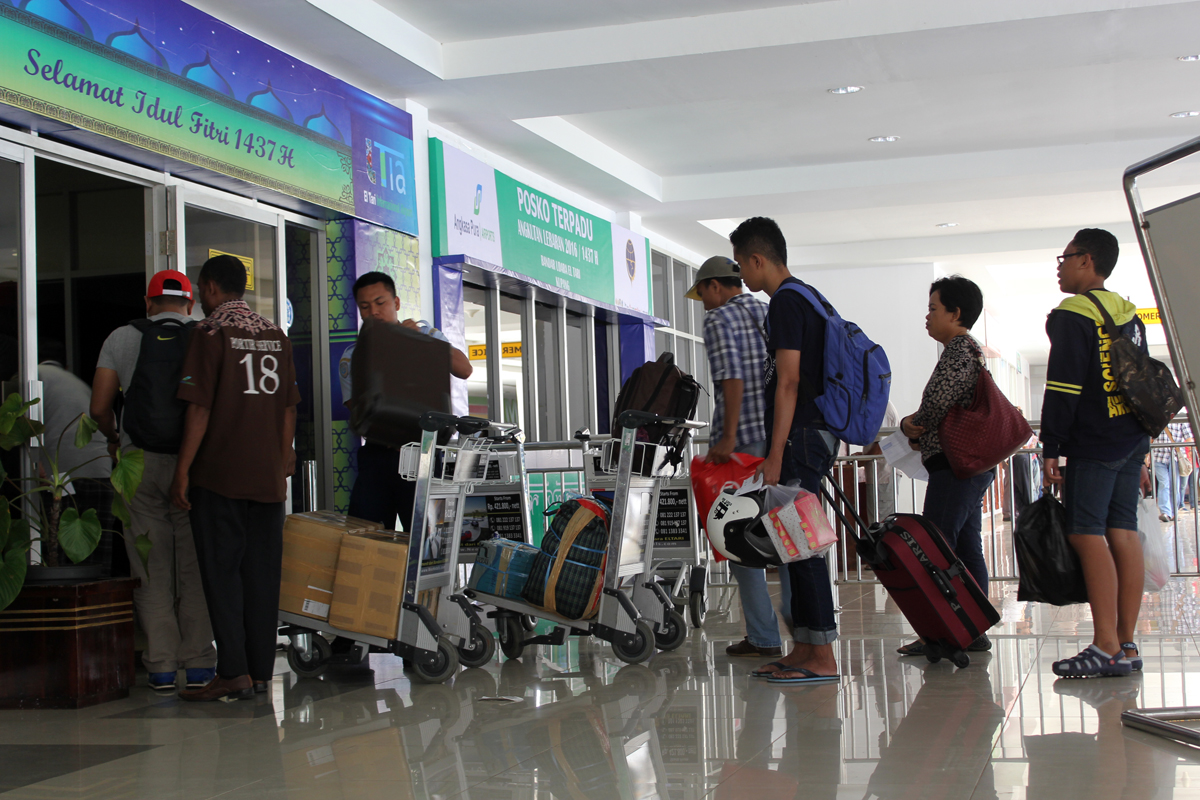  Ribuan pemudik tujuan kota-kota di barat Indonesia memadati Bandara El Tari, Kupang, Nusa Tenggara Timur