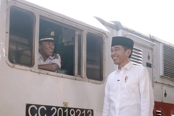 Presiden Jokowi melepas keberangkatan kereta yang mengantar pemudik pulang kampung 