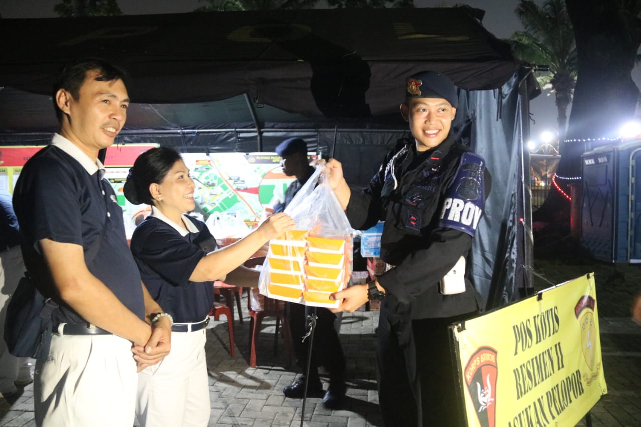 Yaysan Buddhist Tzu Chi Foundation Taiwan memberikan makanan kepada anggota Brimob di kompleks DPR RI