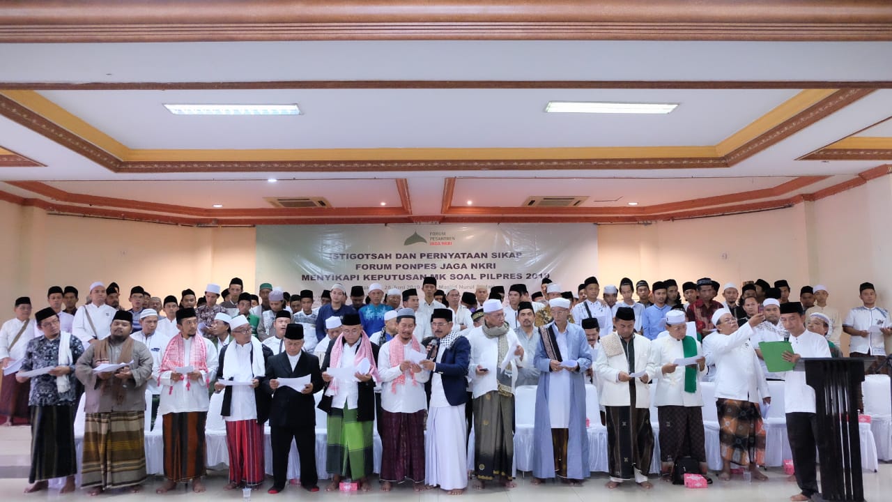 Acara Istigotsah dan Pernyataan Sikap Forum Pesantren Jaga NKRI terhadap putusan MK di Aula Masjid Nurul Badar Pasar Minggu, Jakarta Selatan