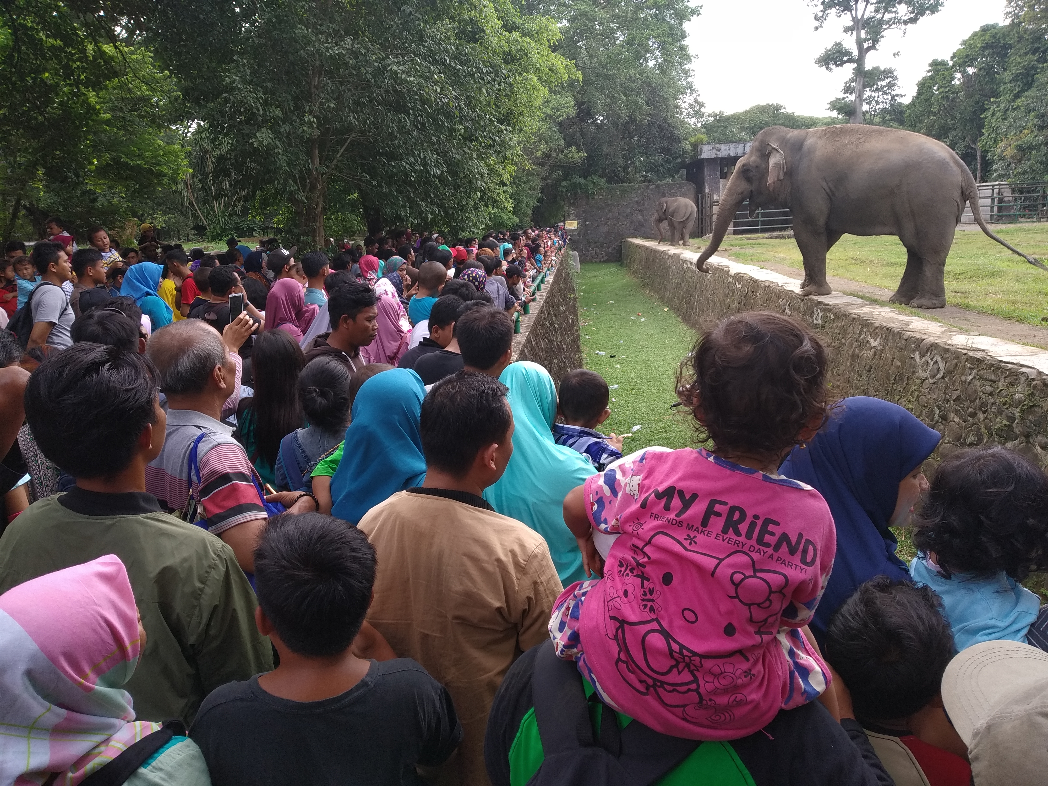 Warga memadati Taman Margasatwa Ragunan, Jakarta