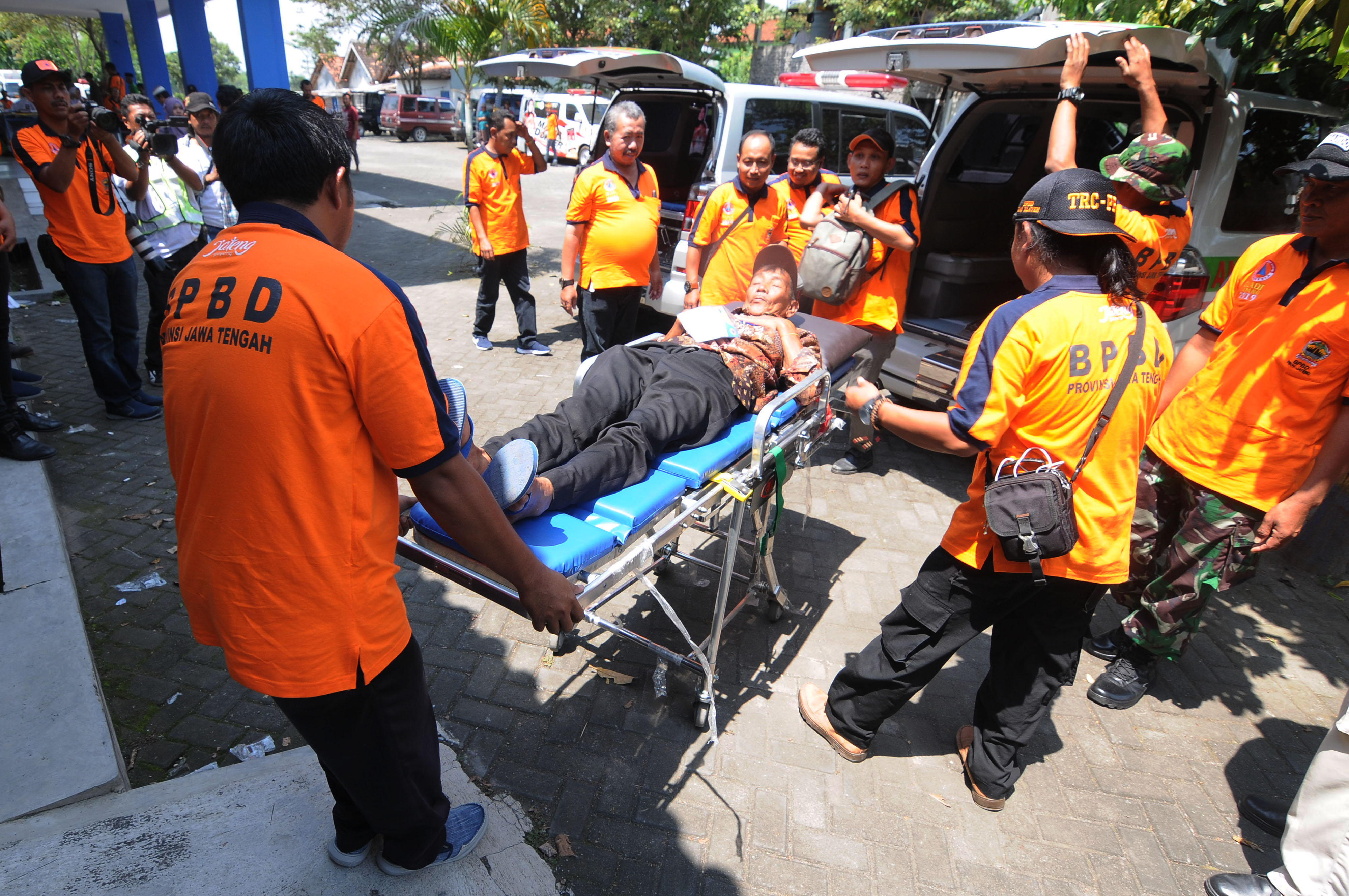 Sejumlah petugas dan relawan mengevakuasi korban luka saat simulasi evakuasi mandiri Gunung Merapi