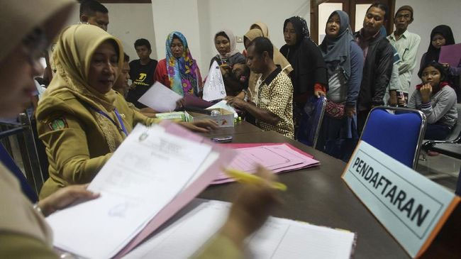 Sejumlah orang tua mendaftarkan anaknya ke sekolah pada tahun ajaran baru. 