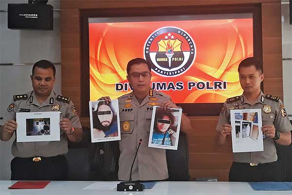 Kepala Bagian Penerangan Umum Mabes Polri Kombes Asep Adi Saputra (tengah) menunjukkan foto terduga teroris yang ditangkap di Mabes Polri, J