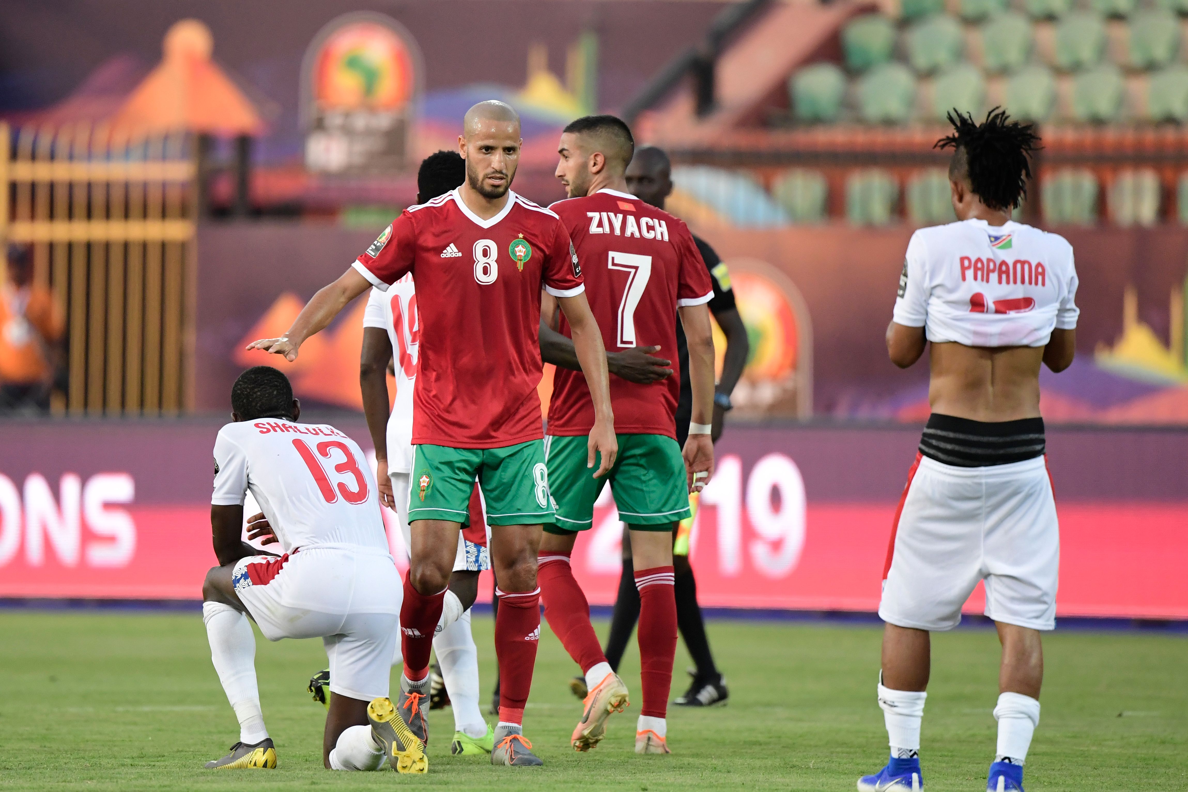 Para pemain Maroko menghibur para pemain Namibia seusai laga Piala Afrika.