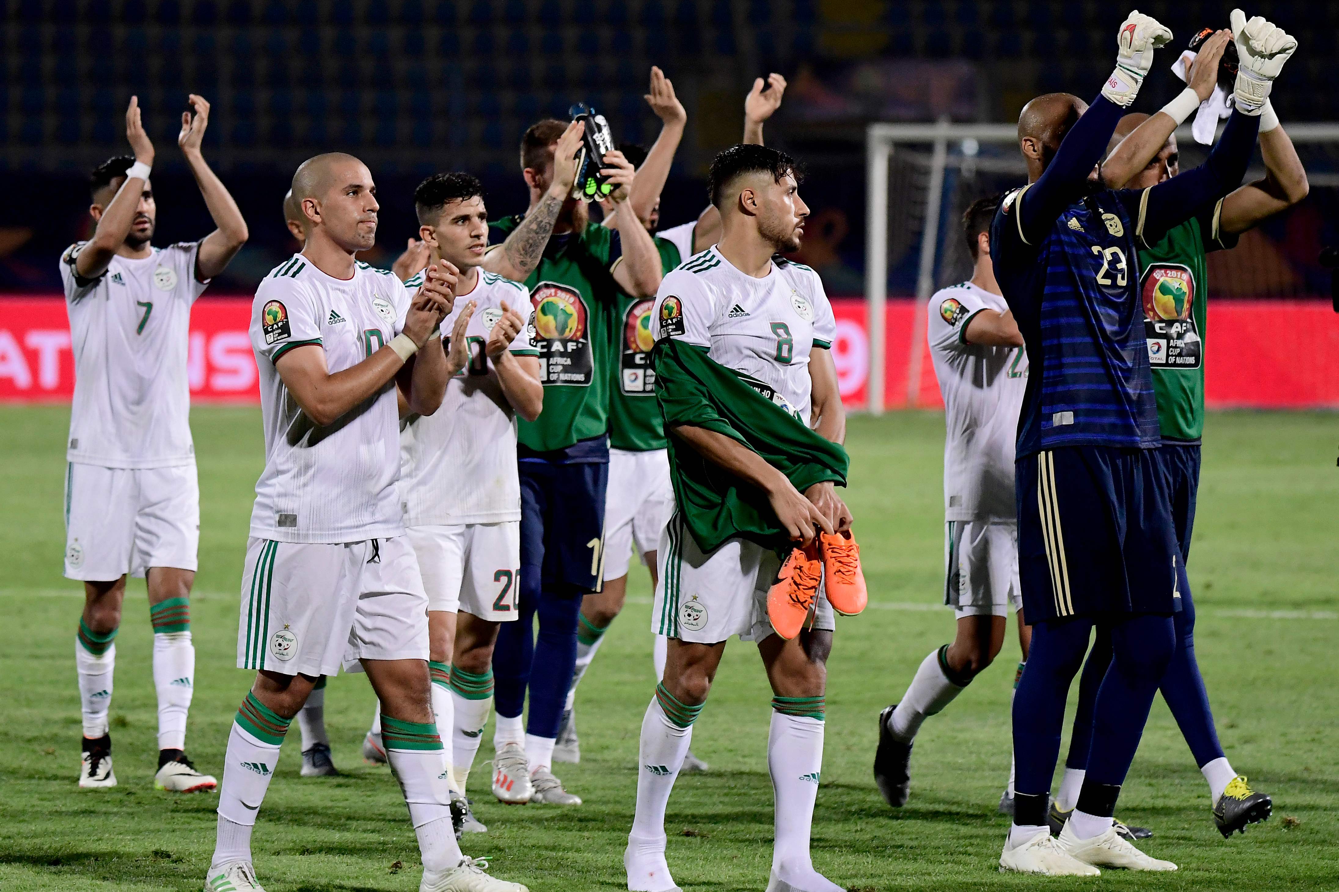 Para pemain Aljazair merayakan kemenangan mereka atas Kenya.