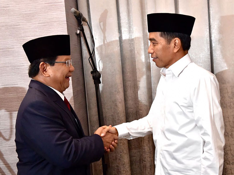 Joko Widodo (kanan) bersalaman dengan Prabowo Subianto.