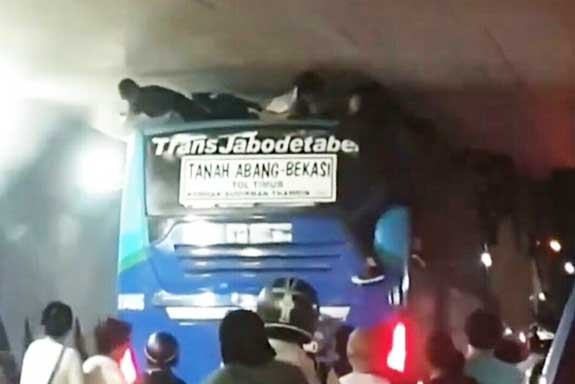  10 anak remaja naikdi atas atap bus pada malam takbiran saat bus melewati terowongan Tanah Abang