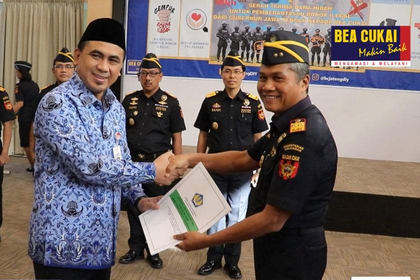 Apel Gempur Rokok Ilegal dan Serah Terima Dana Hibah dari Pemerintah Provinsi Jawa Tengah kepada Bea Cukai Jateng DIY, Senin (17/6).