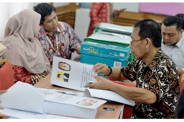 Auditor kantor akuntan publik menyerahkan audit Laporan Penerimaan dan Pengeluaran Dana Kampanye (LPPDK) Pemilu 2019 di Gedung KPU, Jakarta,