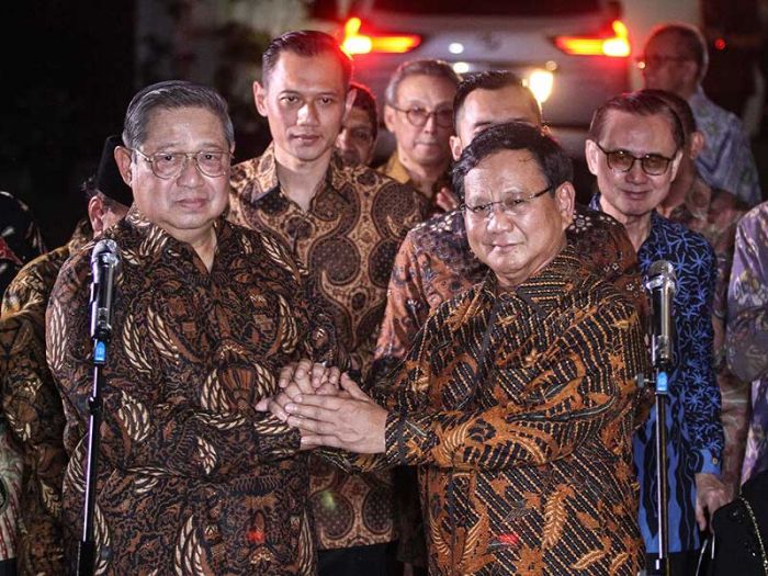 Ketua Umum Partai Demorkat Susilo Bambang Yudhoyono (kiri) dan Ketua Umum Partai Gerindra Prabowo Subianto (kanan).