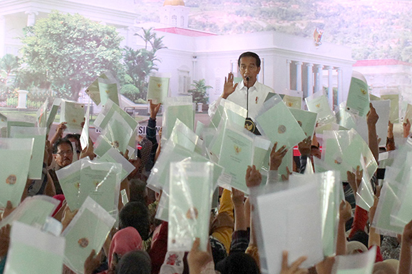 Presiden Joko Widodo bagikan sertifikat tanah