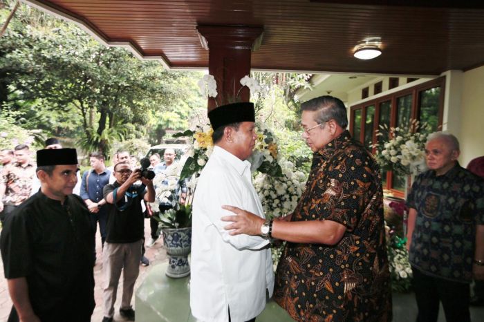Prabowo saat tiba di kediaman SBY untuk melayat mendiang Ani Yudhoyono di Puri Cikeas, Bogor, Senin (3/6) 