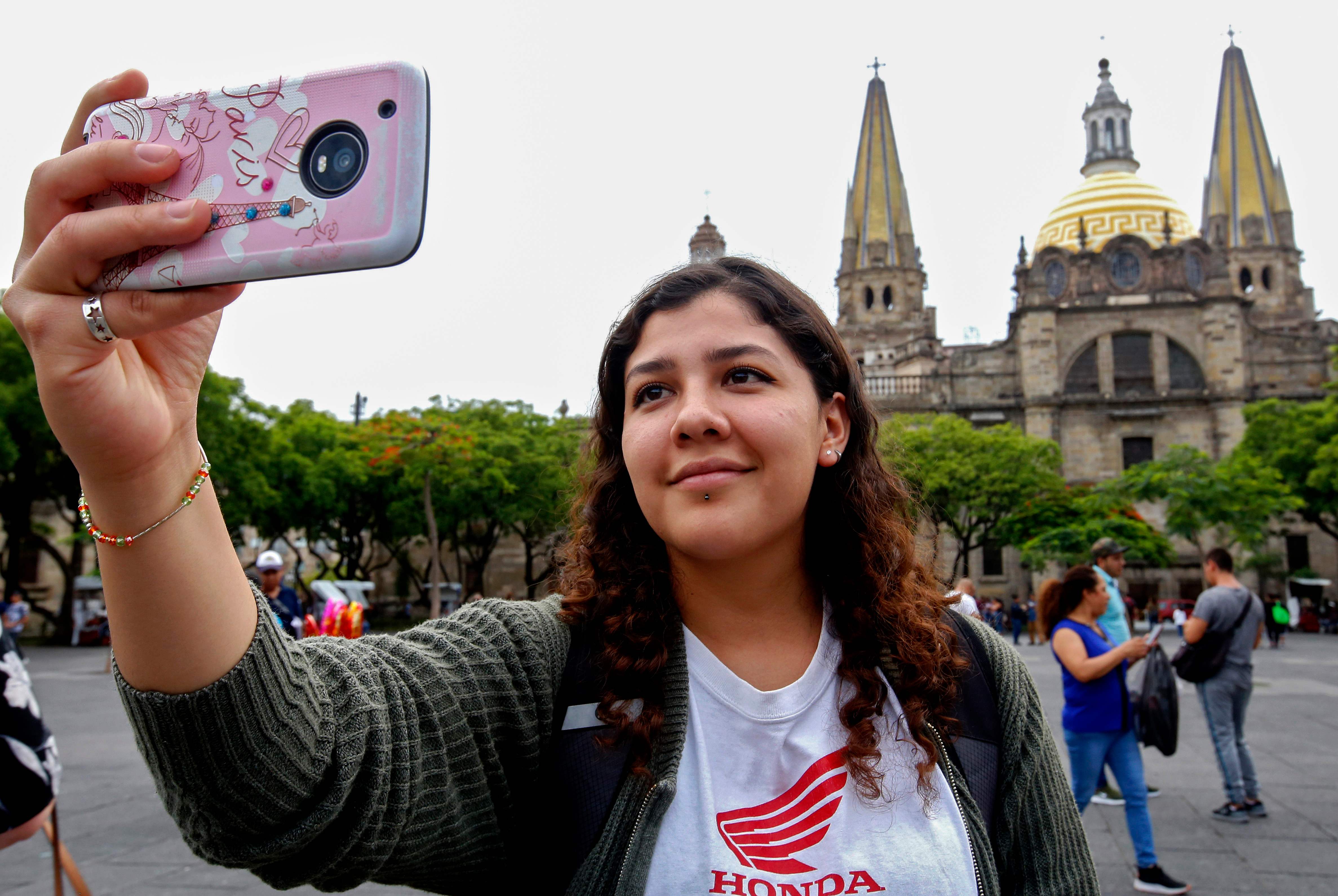 Seorang turis melakukan swafoto di Cathedral of Guadalajara di Meksiko.