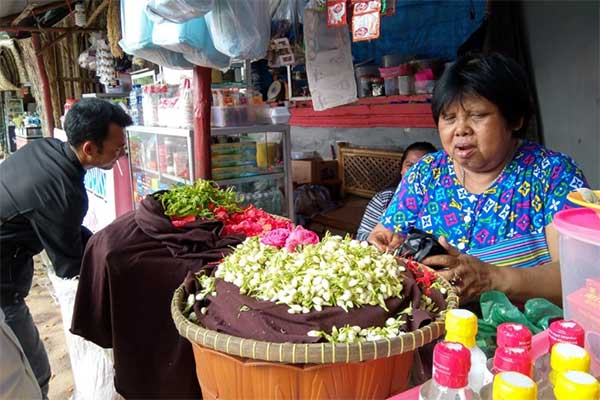Pedagang kembang di TPU Jabang Bayi Kota Cirebon, Jawa Barat. 