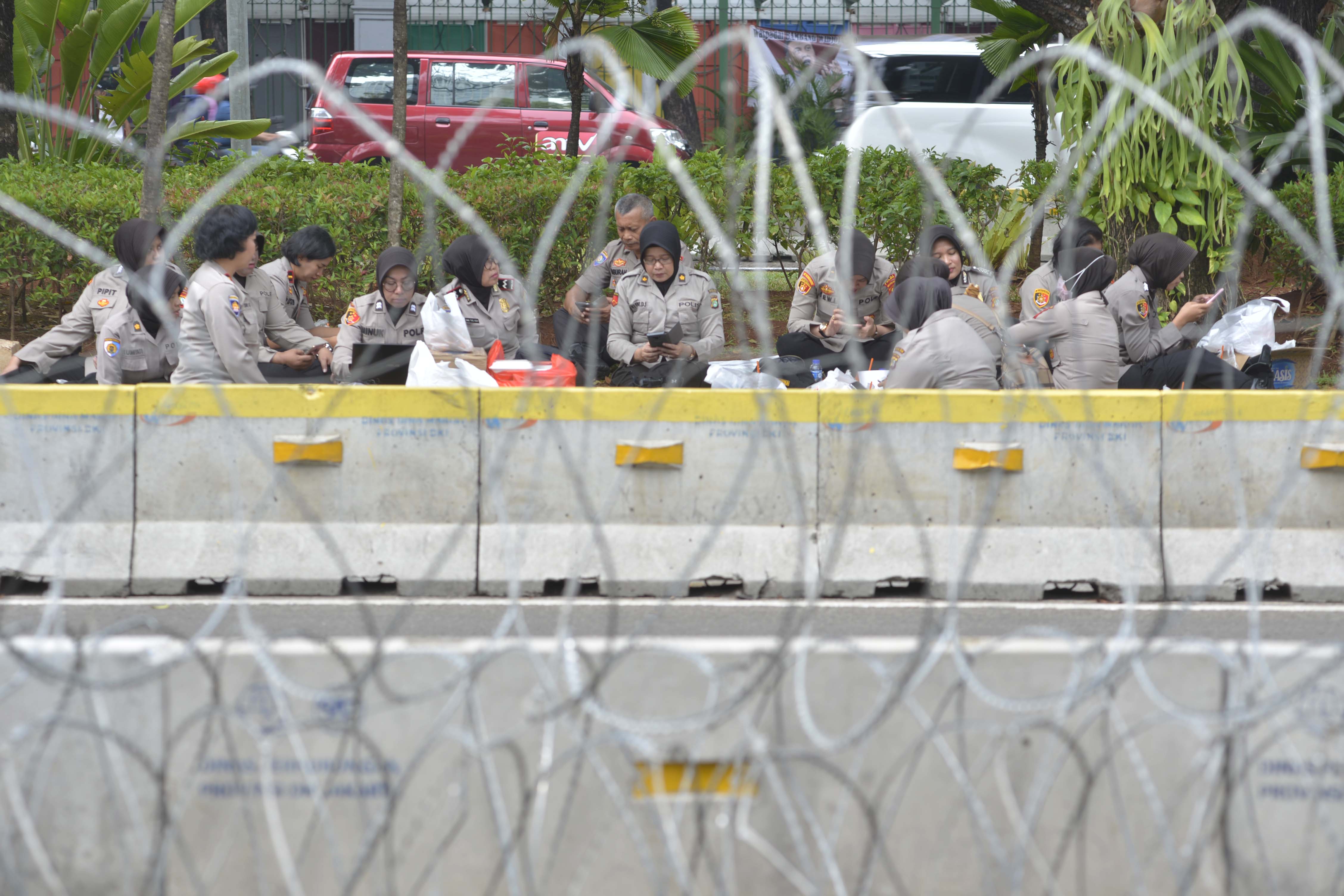  Petugas keamanan bersantai saat tidak ada aksi di depan Gedung MK, Jakarta.