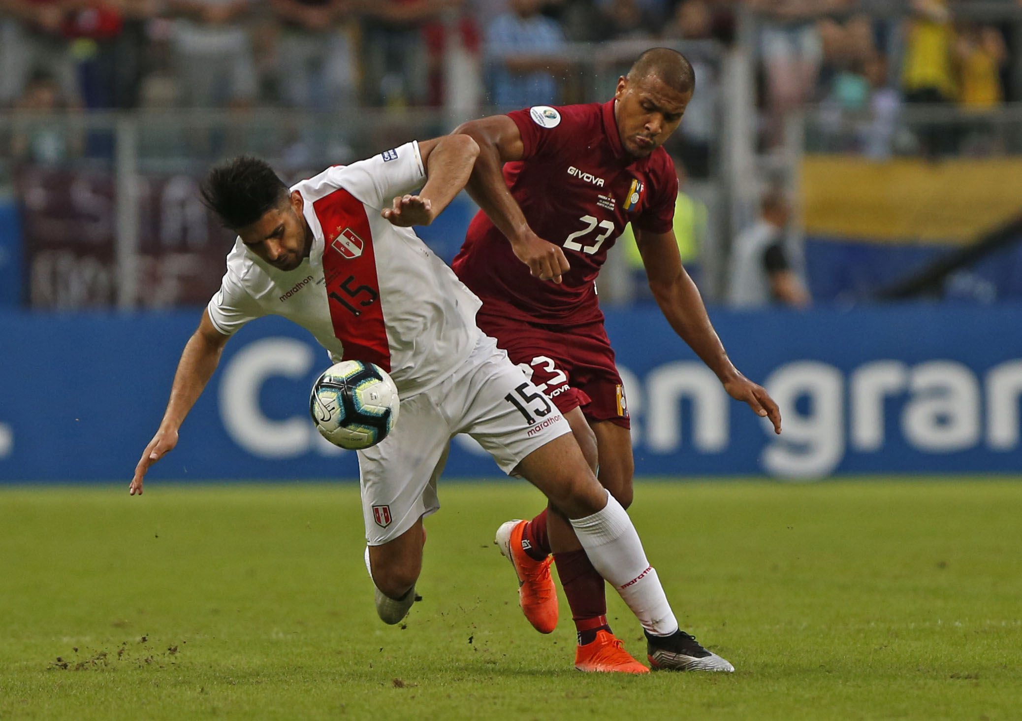 Pemain Peru Carlos Zambrano (kiri) berduel dengan pemain Venezuela Salomon Rondon di laga Copa America.