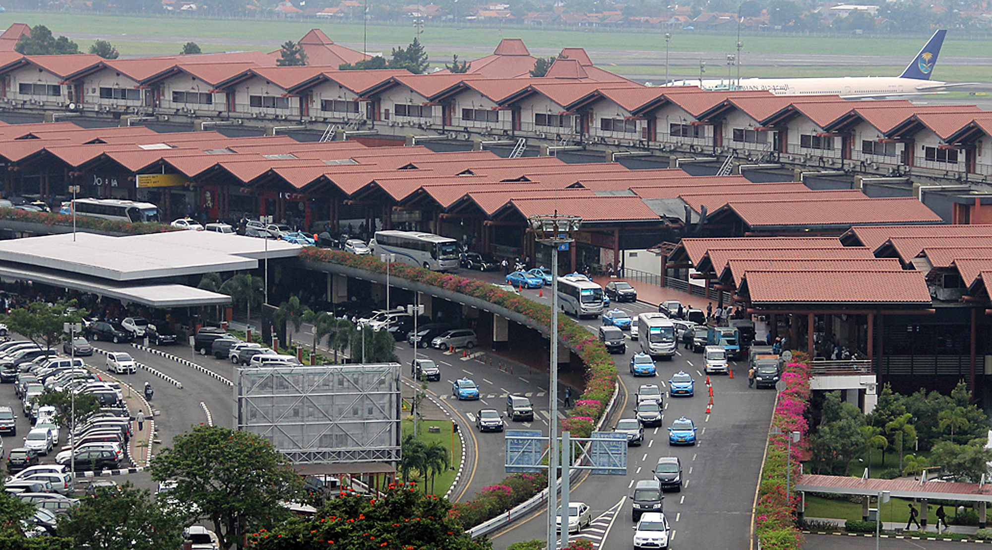 Bandara Soekarno Hatta Tangerang memperluas tempat parkir menjelang arus balik Lebaran 2019 untuk mencegah kemacetan. 
