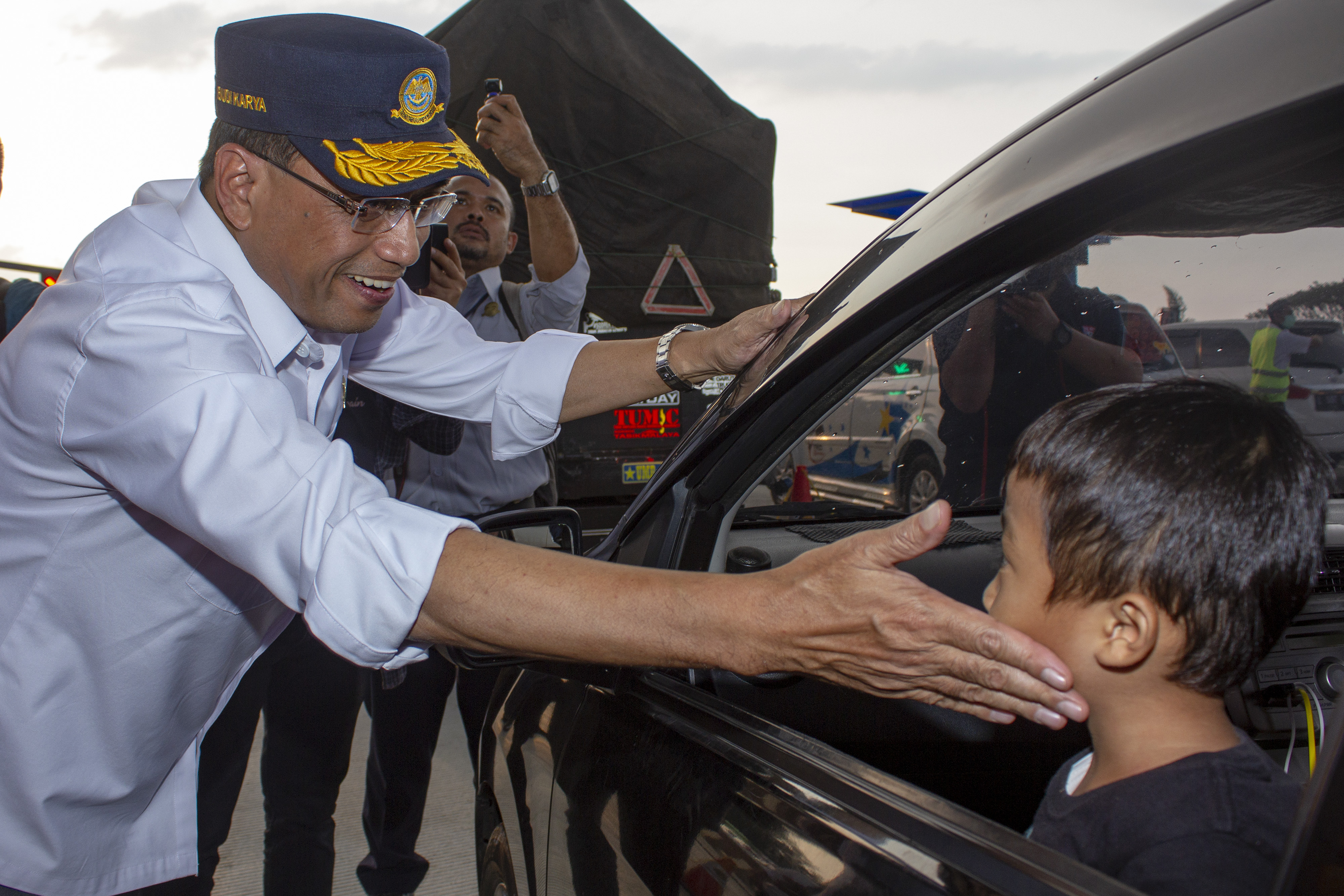 menteri Perhubungan Budi Karya Sumadi saat meninjau gerbang tol Cikampek Utama