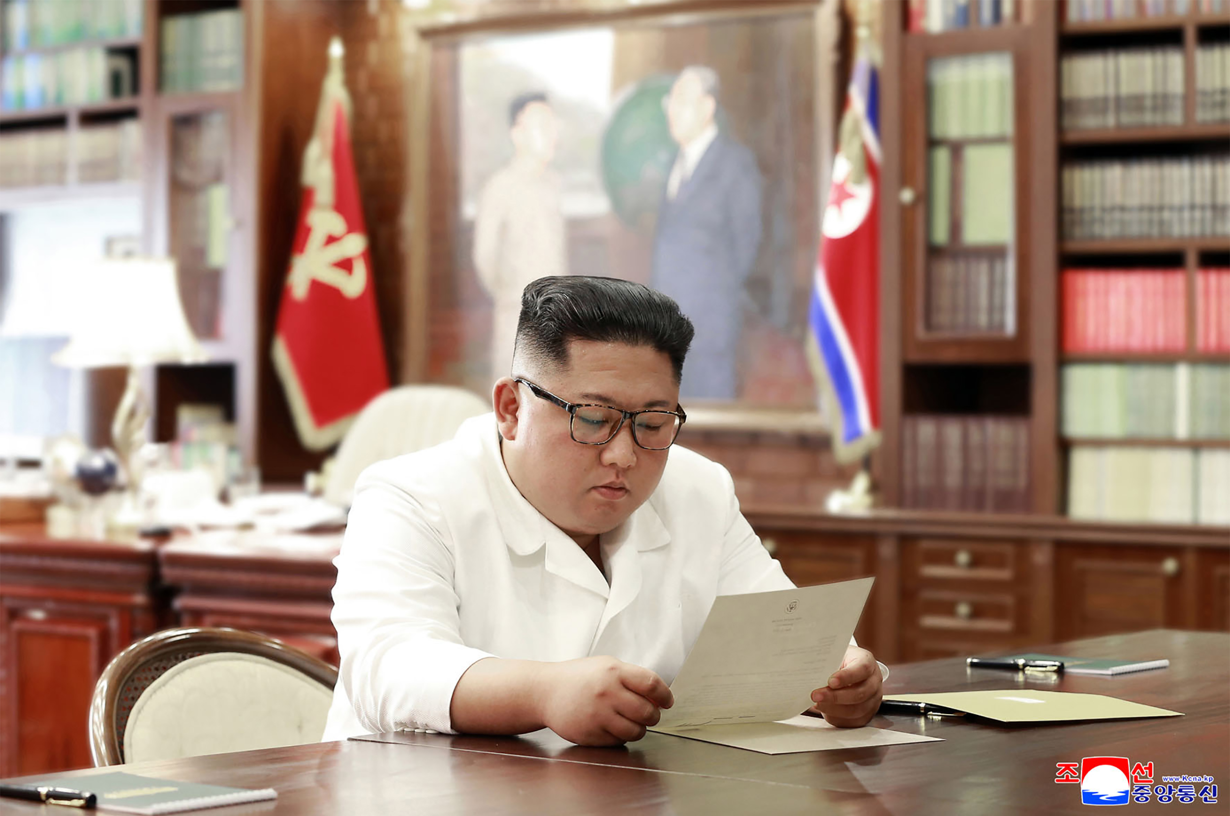 23 Juni 2019 memperlihatkan pemimpin Korea Utara Kim Jong Un membaca surat pribadi dari Presiden Amerika Serikat Donald Trump.