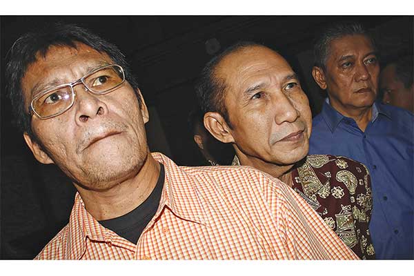 Dua terdakwa hakim nonaktif PN Jakarta Selatan Iswahyu Widodo (dua kiri) dan Irwan (kanan) bersama terdakwa perantara dan penyuap dua hakim