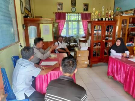 Pertemuan guru dan walimurid difasilitasi pihak kepolisian membahas soal perbuatan oknum guru agama di SDN 08 Ujan Mas