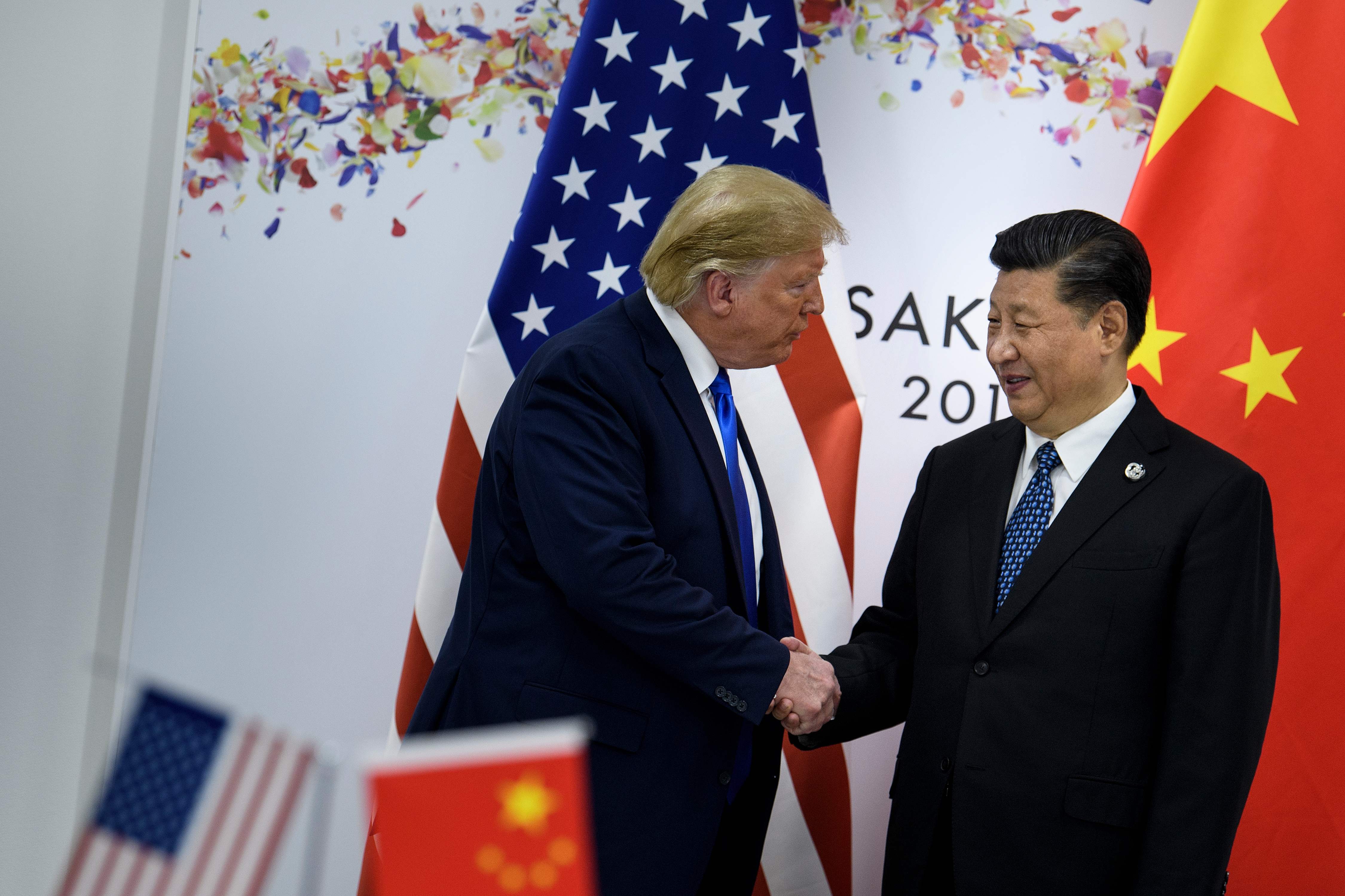  Presiden Tiongkok Xi Jinping (kanan) menyambut Presiden AS Donald Trump sebelum pertemuan bilateral di sela-sela KTT G20 di Osaka 