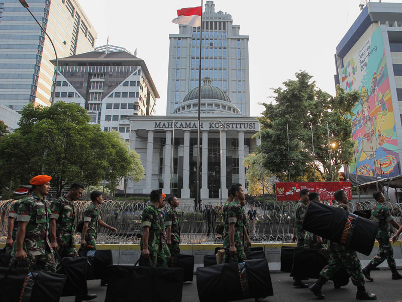 asukan Khusus Paskhas TNI-AU berjalan membawa tameng saat persiapan untuk melakukan pengamanan di sekitar Gedung Mahkamah Konstitusi (MK).