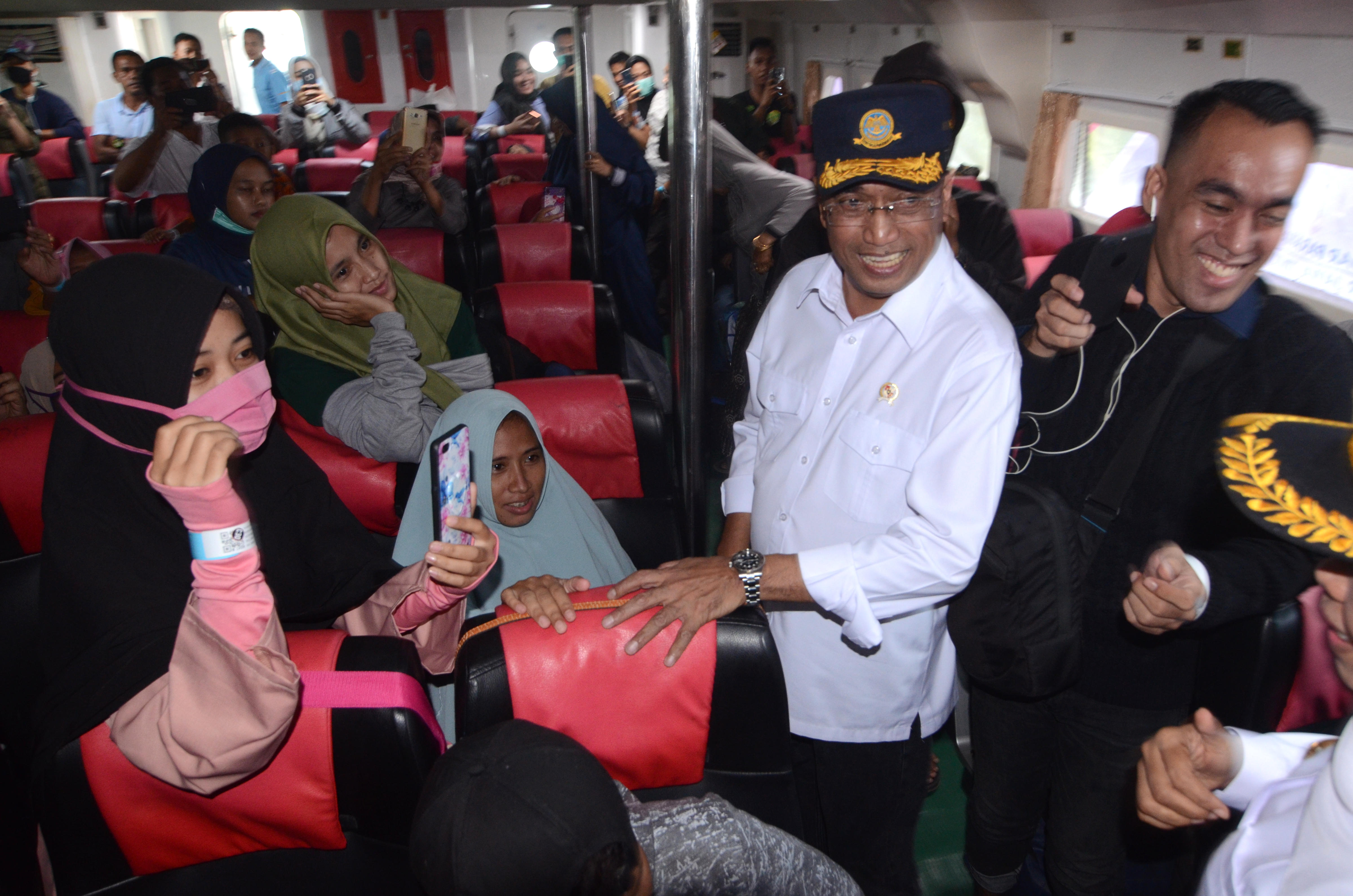 Menteri Perhubungan Budi Karya Sumadi (ke dua kanan).