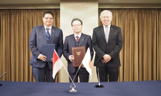 Menteri Perdagangan RI Enggartiasto Lukita (kanan) bersama Menteri Perindustrian RI Airlangga Hartarto (kiri) 